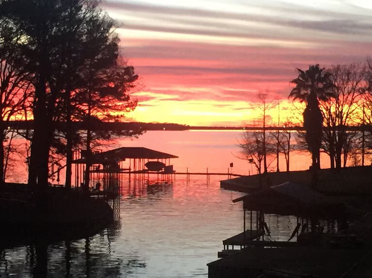 Lakefront retreat home at Cedar Creek Reservoir